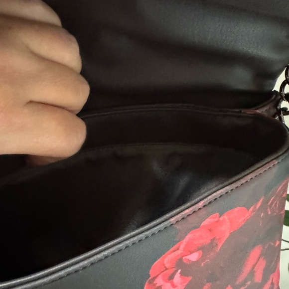 Simply Vera Vera Wang Red Rose Bloom Garrison Crossbody - like new tag fell off - Picture 4 of 11